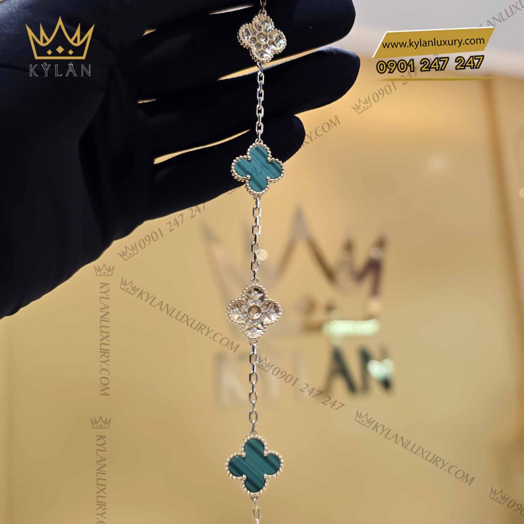 Kỳ Lân Luxury lac tay co bon la vang nguyen khoi au750 dinh da quy xanh 2 Lắc tay cỏ bốn lá vàng nguyên khối Au750 đính đá quý xanh