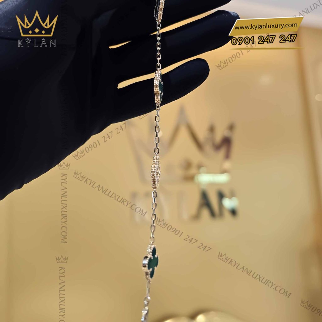 Kỳ Lân Luxury lac tay co bon la vang nguyen khoi au750 dinh da quy xanh 4 Lắc tay cỏ bốn lá vàng nguyên khối Au750 đính đá quý xanh