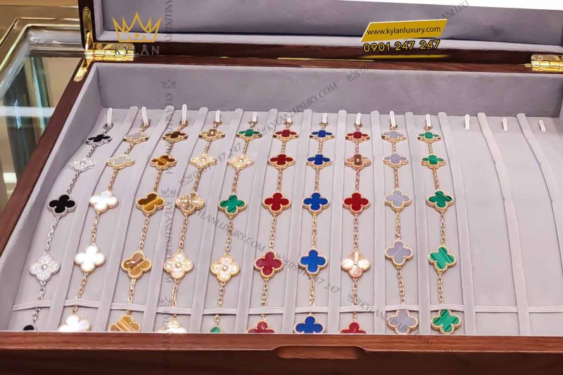 Lắc tay cỏ bốn lá vàng nguyên khối Au750 đính đá quý xanh dương
