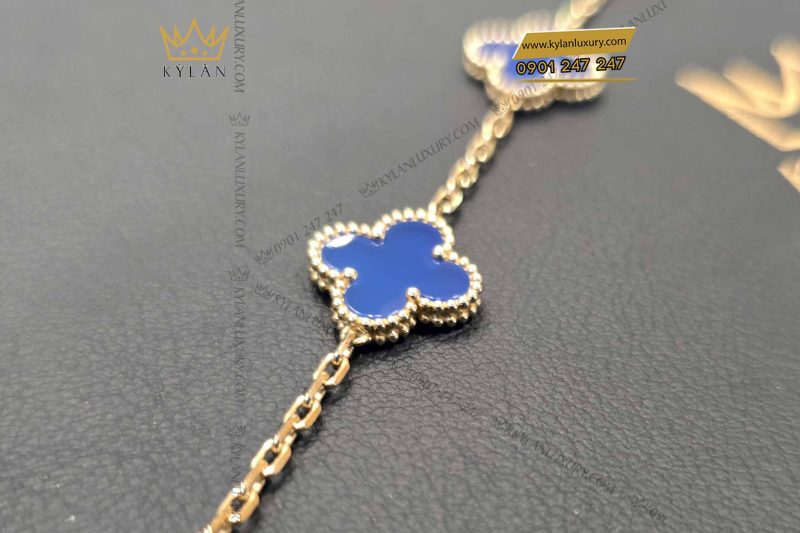 Lắc tay cỏ bốn lá vàng nguyên khối Au750 đính đá quý xanh dương