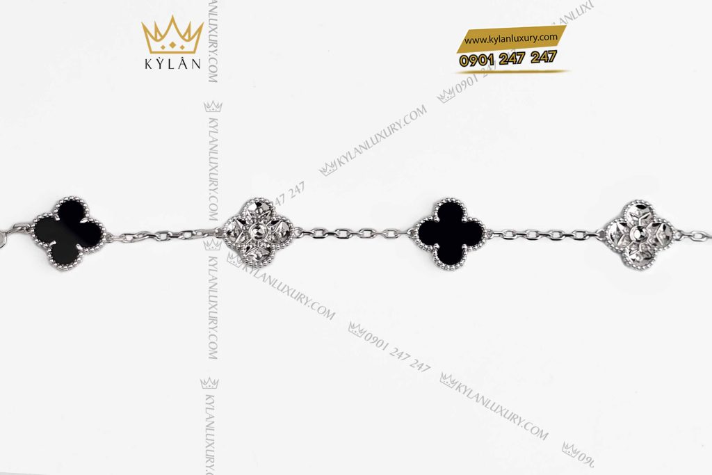 Kỳ Lân Luxury lac tay co bon la vang trang nguyen khoi au750 dinh da quy den 2 Lắc tay cỏ bốn lá vàng trắng nguyên khối Au750 đính đá quý đen