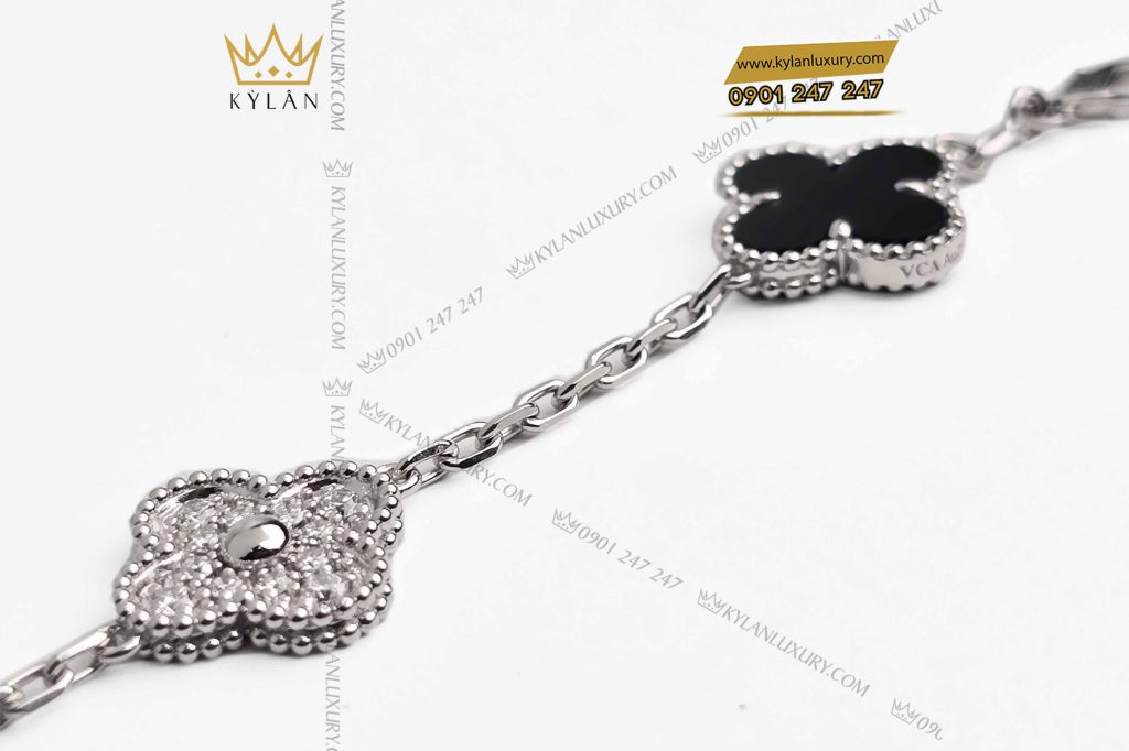Kỳ Lân Luxury lac tay co bon la vang trang nguyen khoi au750 dinh da quy den 3 Lắc tay cỏ bốn lá vàng trắng nguyên khối Au750 đính đá quý đen