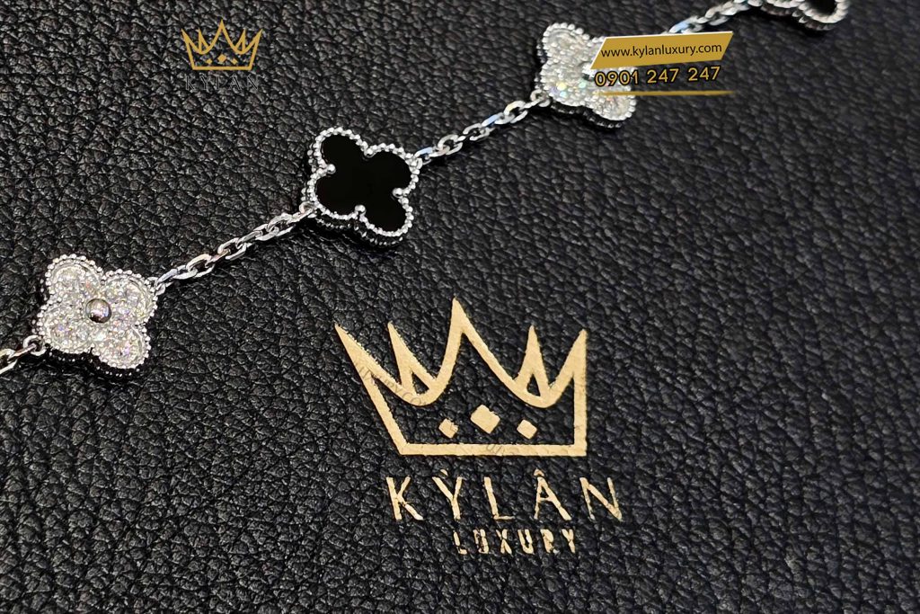 Kỳ Lân Luxury lac tay co bon la vang trang nguyen khoi au750 dinh da quy den 5 Lắc tay cỏ bốn lá vàng trắng nguyên khối Au750 đính đá quý đen