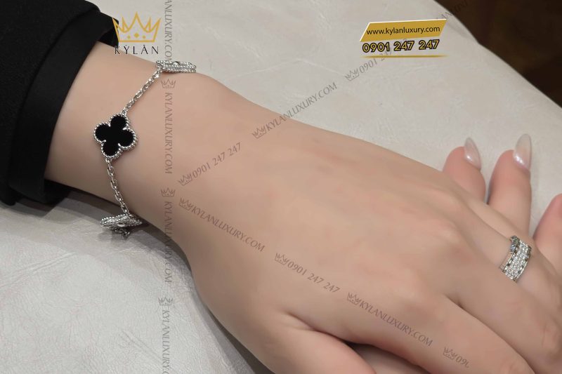 Lắc tay cỏ bốn lá vàng trắng nguyên khối Au750 đính đá quý đen