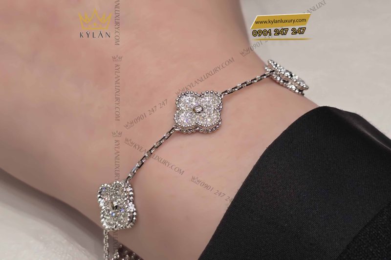 Lắc tay cỏ bốn lá vàng trắng nguyên khối Au750 đính kim cương