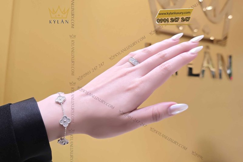 Lắc tay cỏ bốn lá vàng trắng nguyên khối Au750 đính kim cương