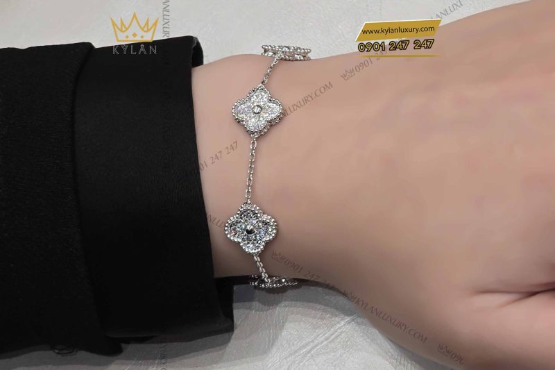 Lắc tay cỏ bốn lá vàng trắng nguyên khối Au750 đính kim cương