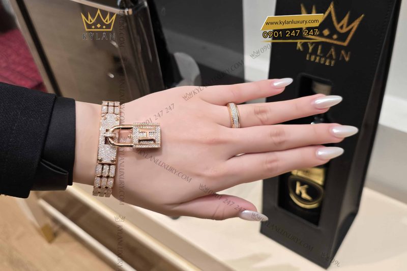 Lắc tay ổ khóa vàng nguyên khối Au750 đính kim cương