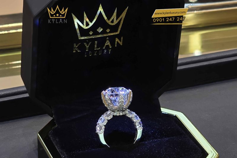 Nhẫn nữ vàng trắng nguyên khối Au750 đính viên chủ 12ly