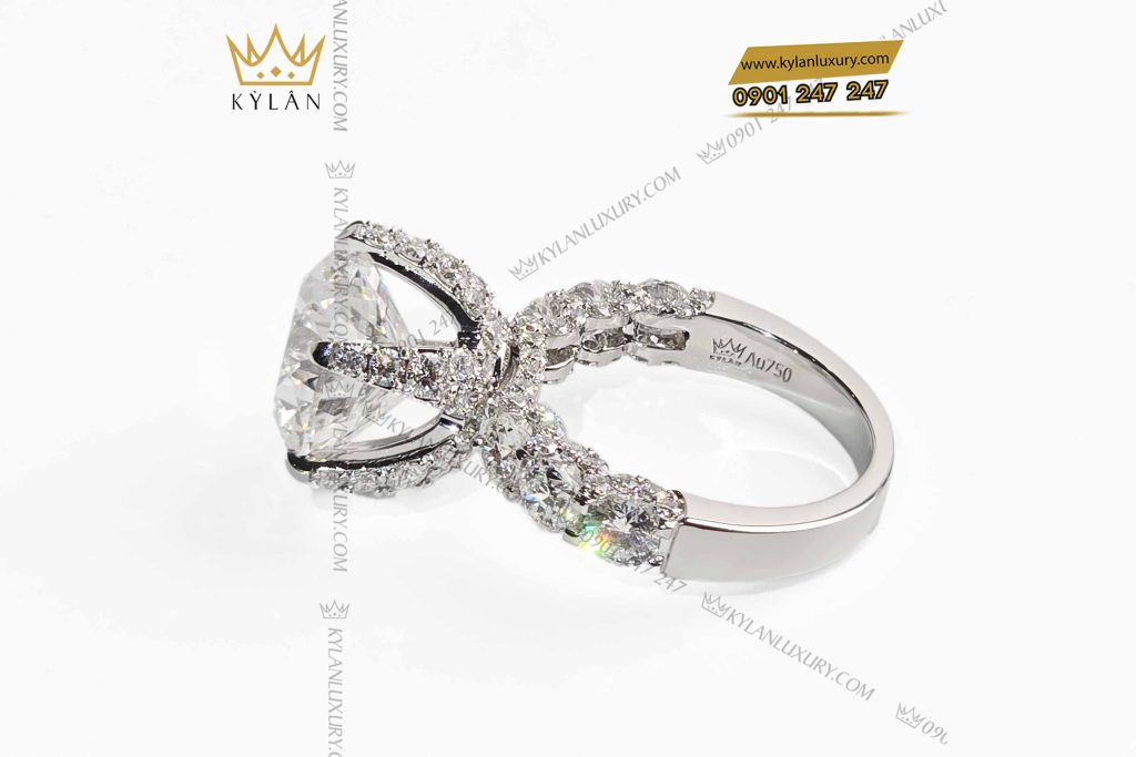 Kỳ Lân Luxury nhan nu vang trang nguyen khoi au750 dinh vien chu 12ly 11 Nhẫn nữ vàng trắng nguyên khối Au750 đính viên chủ 12ly