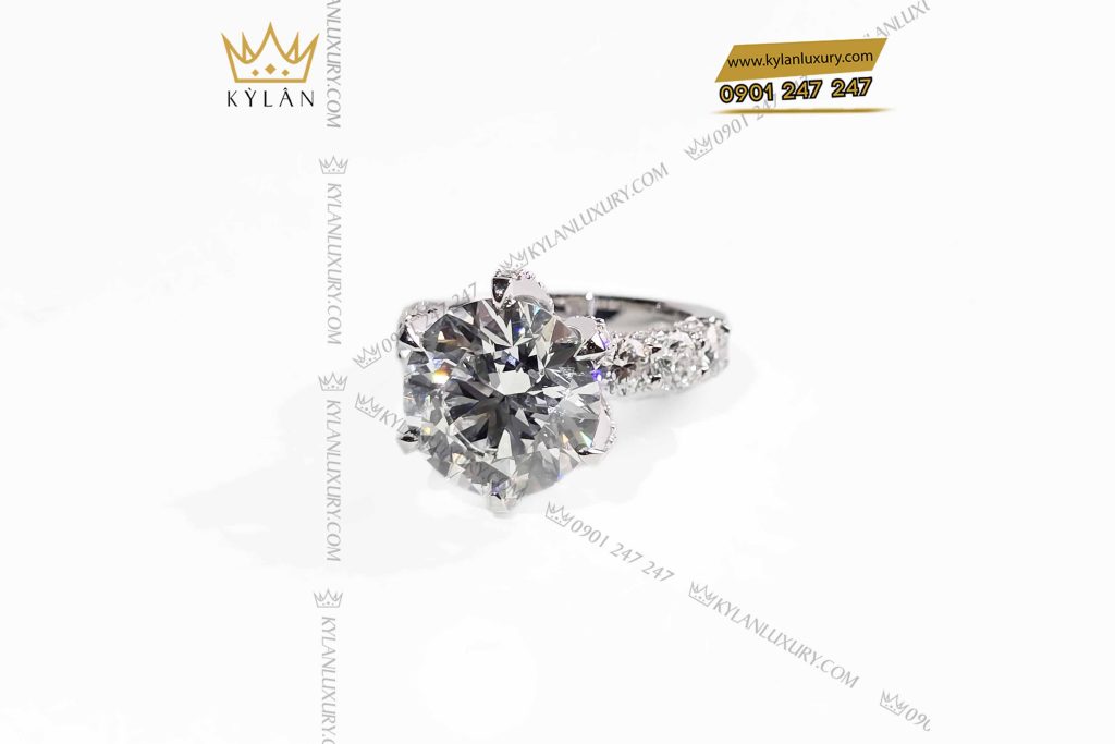 Kỳ Lân Luxury nhan nu vang trang nguyen khoi au750 dinh vien chu 12ly 12 Nhẫn nữ vàng trắng nguyên khối Au750 đính viên chủ 12ly