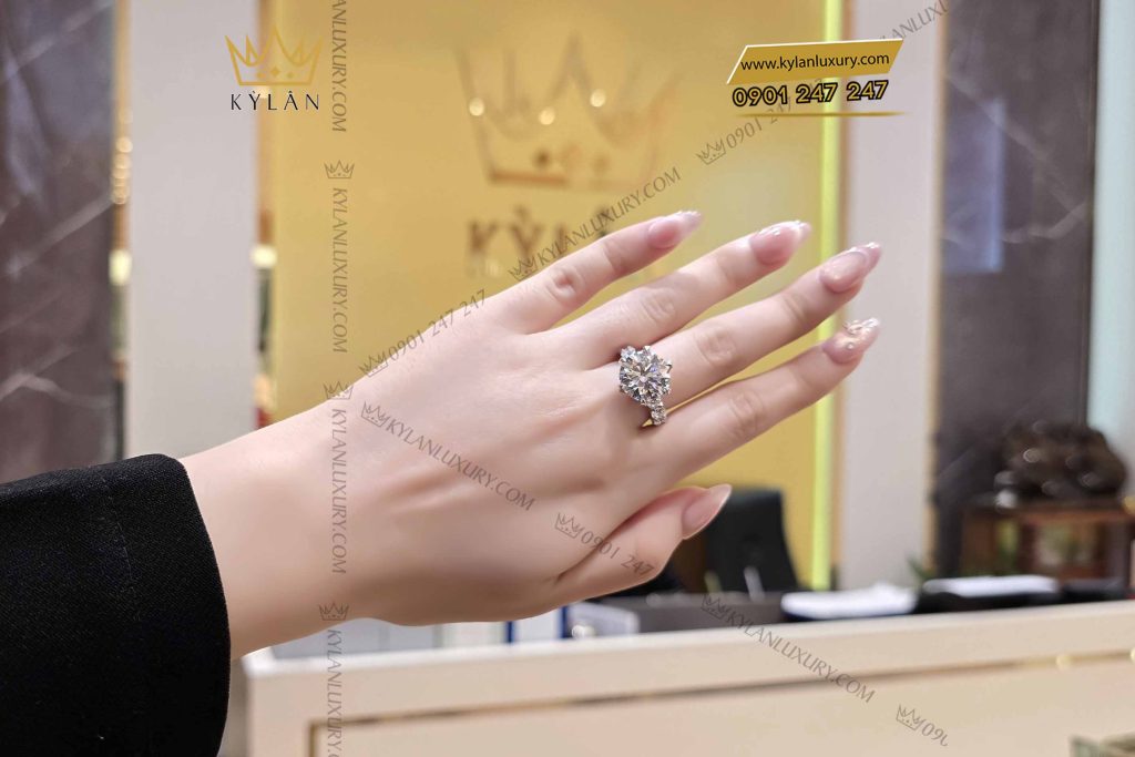 Kỳ Lân Luxury nhan nu vang trang nguyen khoi au750 dinh vien chu 12ly 13 Nhẫn nữ vàng trắng nguyên khối Au750 đính viên chủ 12ly