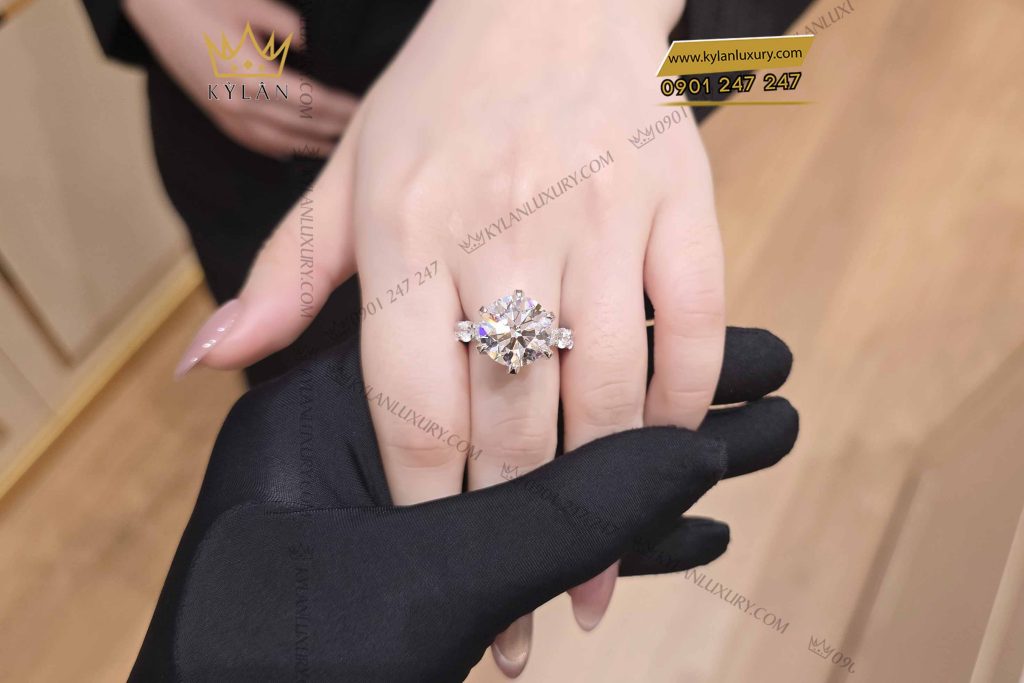 Kỳ Lân Luxury nhan nu vang trang nguyen khoi au750 dinh vien chu 12ly 2 Nhẫn nữ vàng trắng nguyên khối Au750 đính viên chủ 12ly