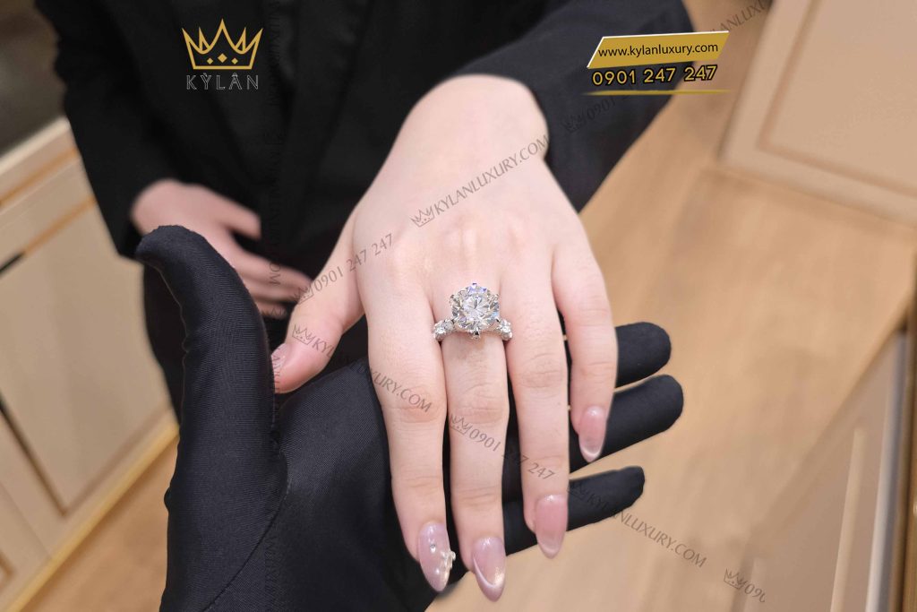 Kỳ Lân Luxury nhan nu vang trang nguyen khoi au750 dinh vien chu 12ly 3 Nhẫn nữ vàng trắng nguyên khối Au750 đính viên chủ 12ly