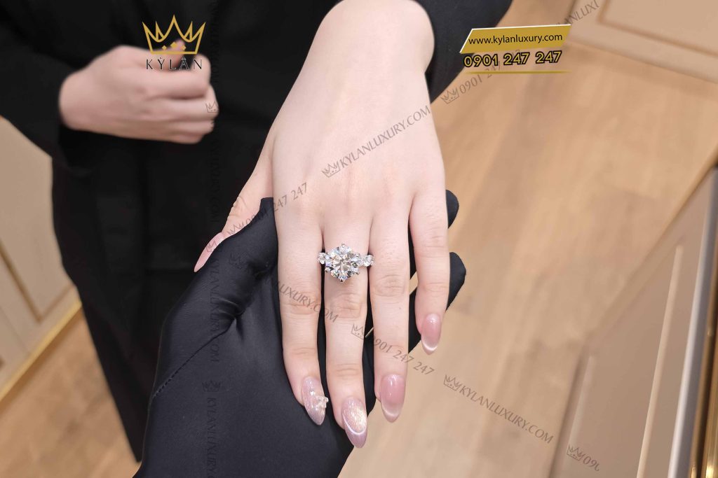 Kỳ Lân Luxury nhan nu vang trang nguyen khoi au750 dinh vien chu 12ly 4 Nhẫn nữ vàng trắng nguyên khối Au750 đính viên chủ 12ly