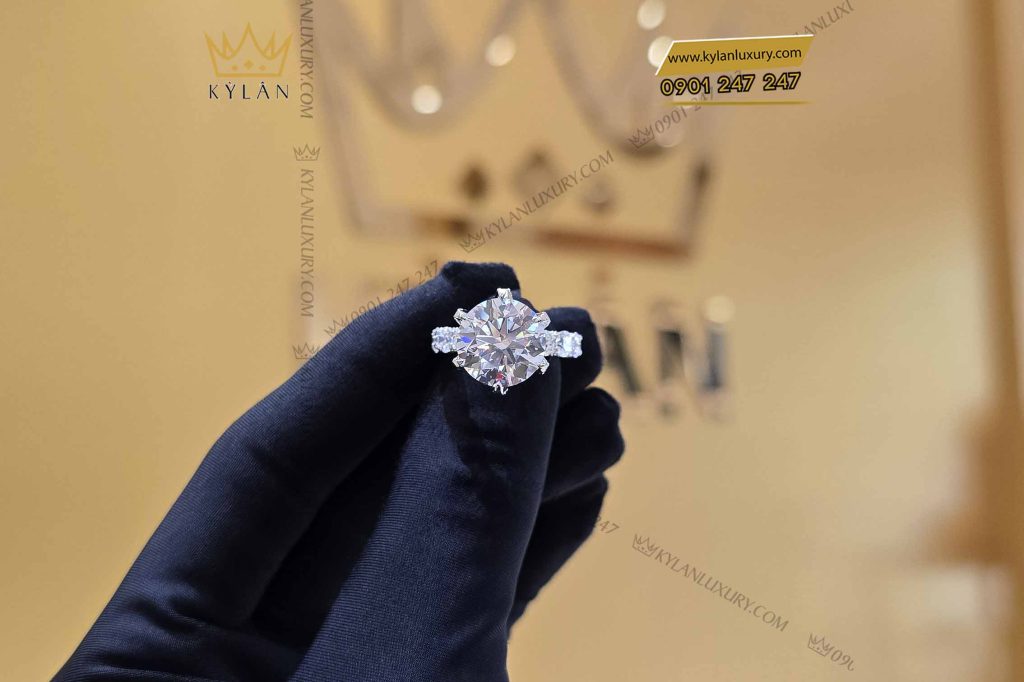 Kỳ Lân Luxury nhan nu vang trang nguyen khoi au750 dinh vien chu 12ly 6 Nhẫn nữ vàng trắng nguyên khối Au750 đính viên chủ 12ly