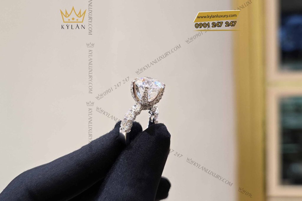 Kỳ Lân Luxury nhan nu vang trang nguyen khoi au750 dinh vien chu 12ly 7 Nhẫn nữ vàng trắng nguyên khối Au750 đính viên chủ 12ly