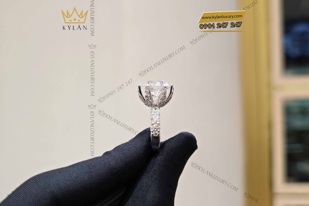 Kỳ Lân Luxury nhan nu vang trang nguyen khoi au750 dinh vien chu 12ly 8 Nhẫn nữ vàng trắng nguyên khối Au750 đính viên chủ 12ly