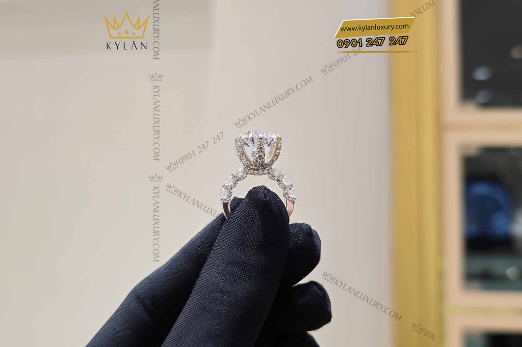 Kỳ Lân Luxury nhan nu vang trang nguyen khoi au750 dinh vien chu 12ly 9 Nhẫn nữ vàng trắng nguyên khối Au750 đính viên chủ 12ly