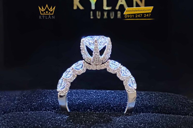 Nhẫn nữ vàng trắng nguyên khối Au750 đính viên chủ 8ly1