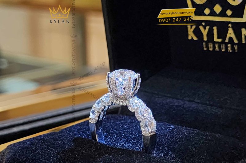Nhẫn nữ vàng trắng nguyên khối Au750 đính viên chủ 8ly1