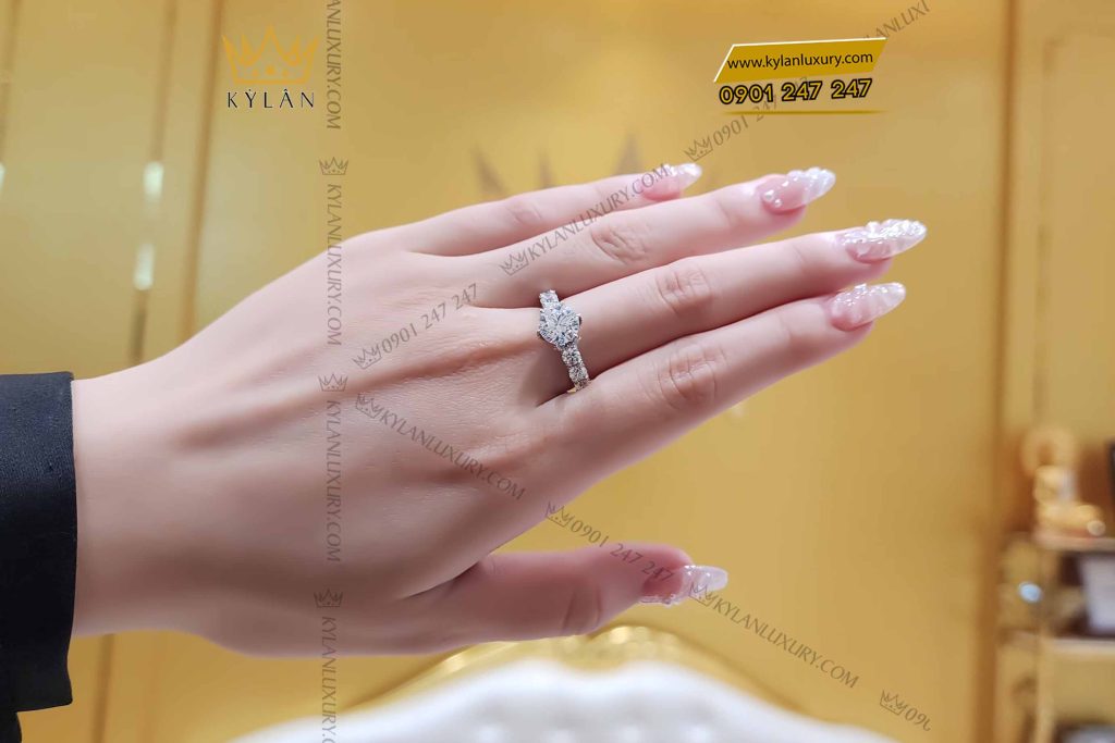 Kỳ Lân Luxury nhan nu vang trang nguyen khoi au750 dinh vien chu 8ly1 2 5 Nhẫn nữ vàng trắng nguyên khối Au750 đính viên chủ 8ly1