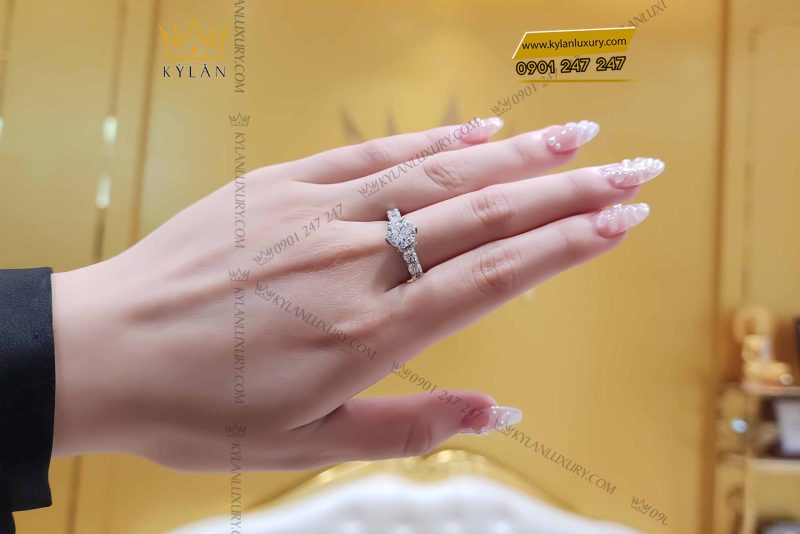 Nhẫn nữ vàng trắng nguyên khối Au750 đính viên chủ 8ly1