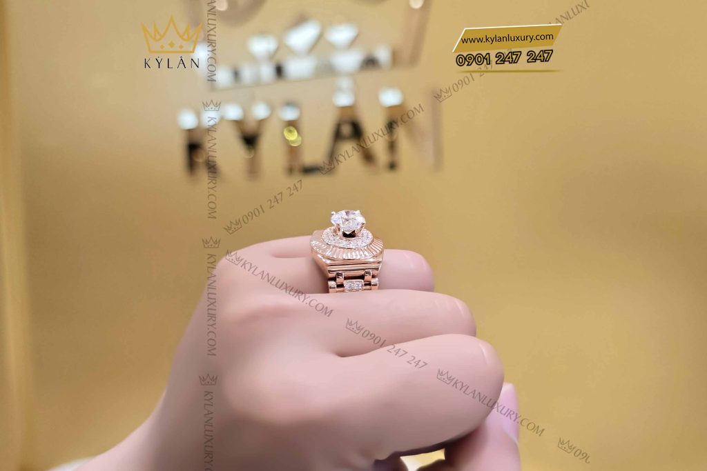 Kỳ Lân Luxury nhan rolex vang hong nguyen khoi au750 dinh vien chu 9ly 4 Nhẫn Rolex vàng hồng nguyên khối Au750 đính viên chủ 9ly
