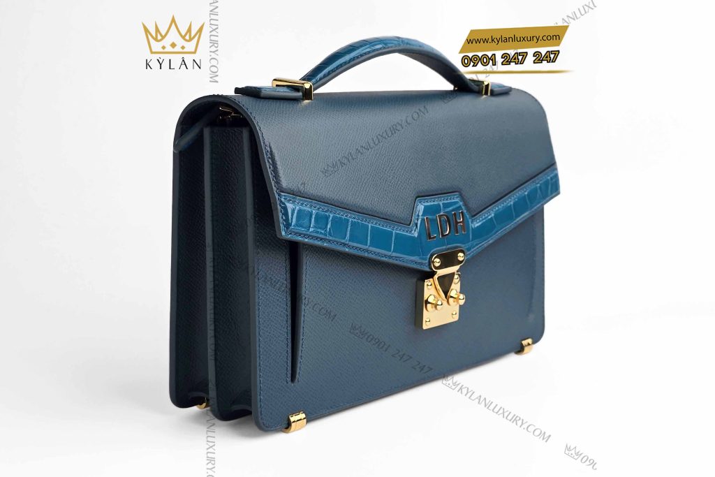 Kỳ Lân Luxury tui xach da epsom mix da alligator mau xanh dinh logo vang ldh 7 Túi xách da Epsom mix da Alligator màu xanh đính logo vàng LDH