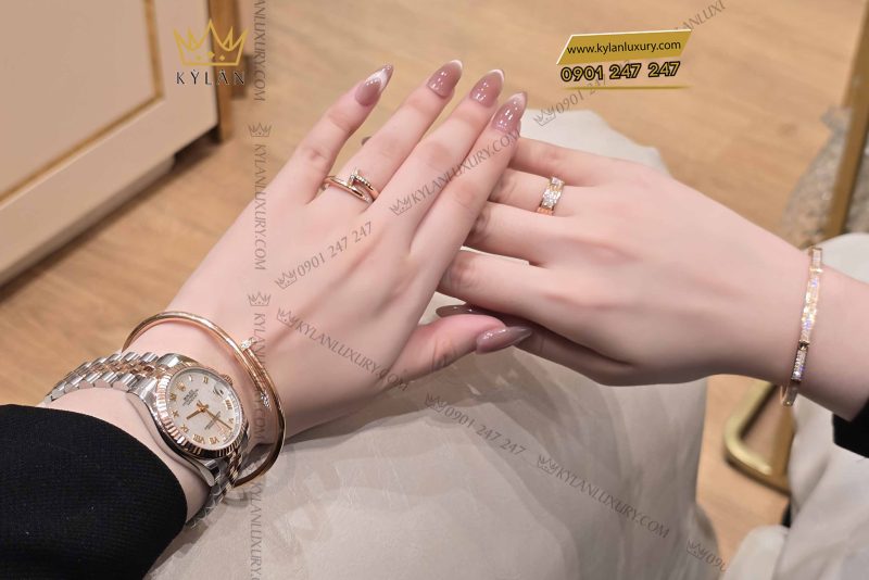 Vòng tay đinh vàng nguyên khối Au750 đính kim cương