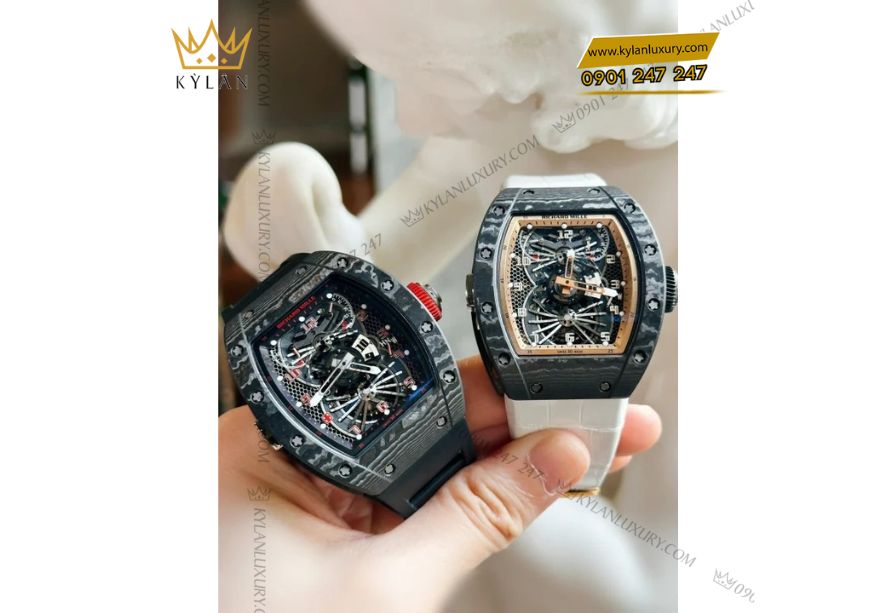 Bộ máy lên cót tay tích hợp Tourbillon và tính năng hiển thị hai múi giờ (Dual Time Zone),