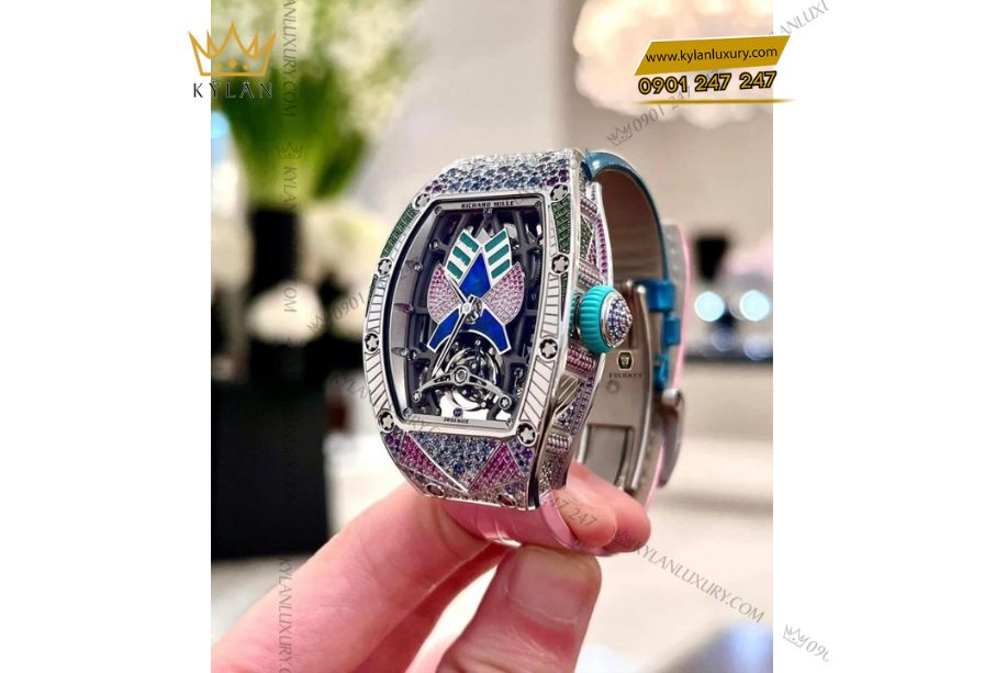 Richard Mille RM 71-02 có phần nền vỏ vàng trắng được chế tác kỳ công với 964 viên đá quý
