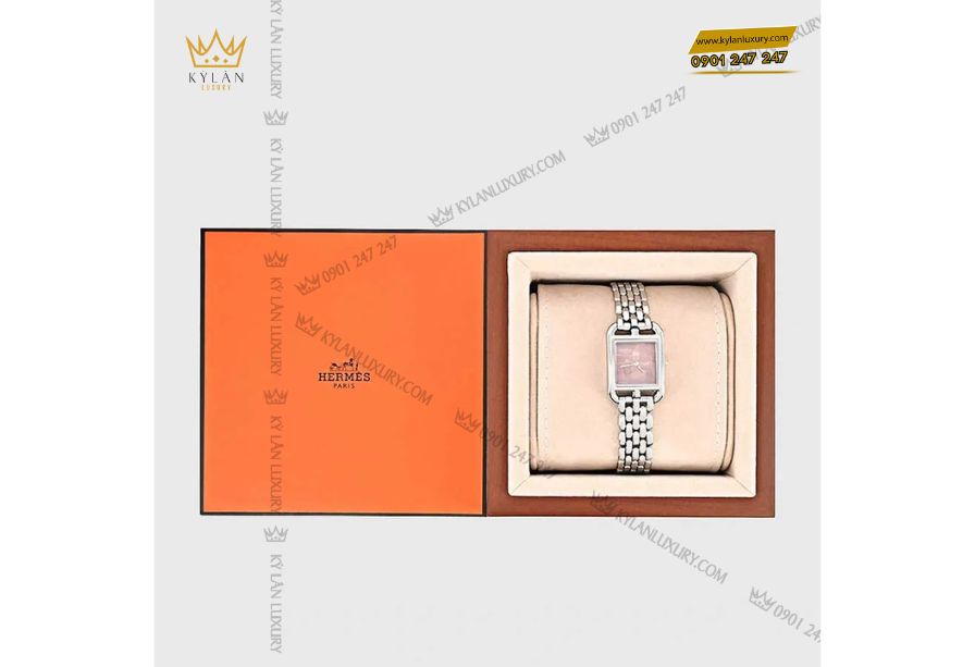 Đồng hồ Hermès Cape Cod nổi bật với thiết kế mặt chữ nhật, có khả năng chống trầy xước và chịu lực tốt