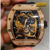 Vỏ đồng hồ làm bằng vàng hồng 18k kết hợp với kim cương đính trên toàn bộ phần thân vỏ và vành bezel
