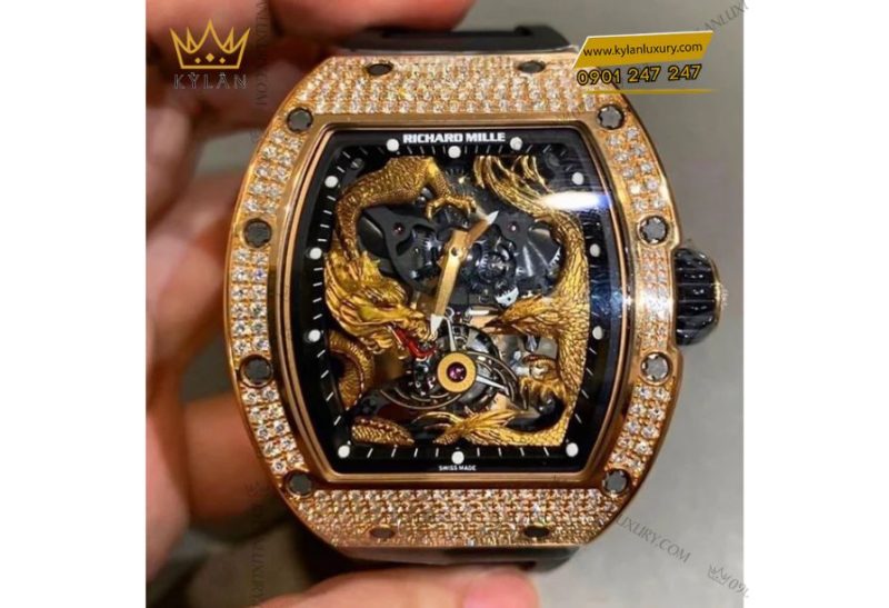 Vỏ đồng hồ làm bằng vàng hồng 18k kết hợp với kim cương đính trên toàn bộ phần thân vỏ và vành bezel
