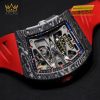 Bộ máy Caliber lên cót tay hoạt động ở tần số 3Hz, tích hợp tourbillon và khả năng dự trữ năng lượng lên đến 70 giờ