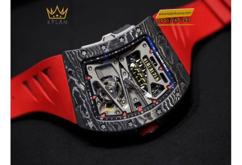 Bộ máy Caliber lên cót tay hoạt động ở tần số 3Hz, tích hợp tourbillon và khả năng dự trữ năng lượng lên đến 70 giờ