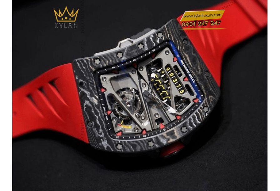 Bộ máy Caliber lên cót tay hoạt động ở tần số 3Hz, tích hợp tourbillon và khả năng dự trữ năng lượng lên đến 70 giờ