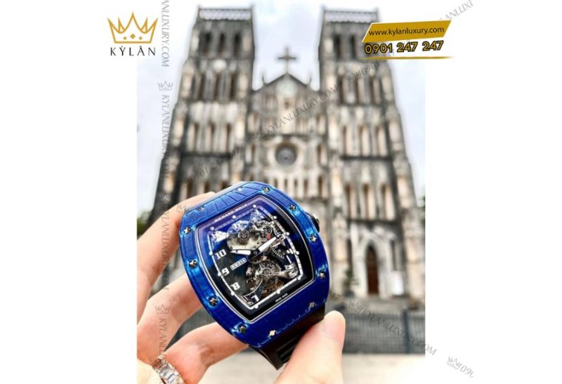 Richard Mille RM 014 gây ấn tượng ngay từ cái nhìn đầu tiên với kiểu dáng thùng tonneau uốn cong ôm sát cổ tay, phần thân vỏ giật cấp tạo chiều sâu tinh tế