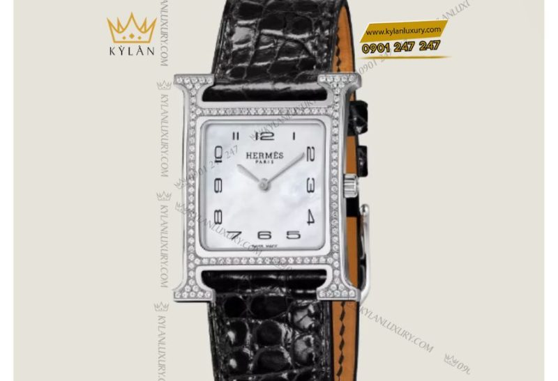 thép được thiết kế tỉ mỉ, cùng điểm nhấn 116 viên kim cương (0,24 carat) được đính theo kiểu "Lông vũ", tạo hiệu ứng lấp lánh