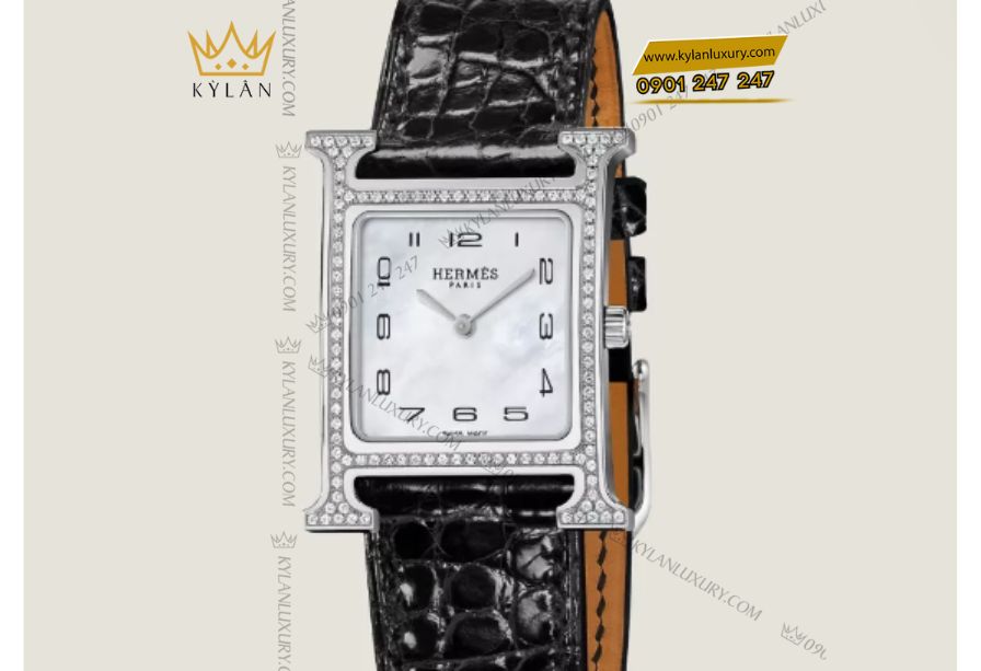 Vỏ thép được thiết kế tỉ mỉ, cùng điểm nhấn 116 viên kim cương (0,24 carat) được đính theo kiểu "Lông vũ", tạo hiệu ứng lấp lánh của Hermès Heure H Watch 25mm
