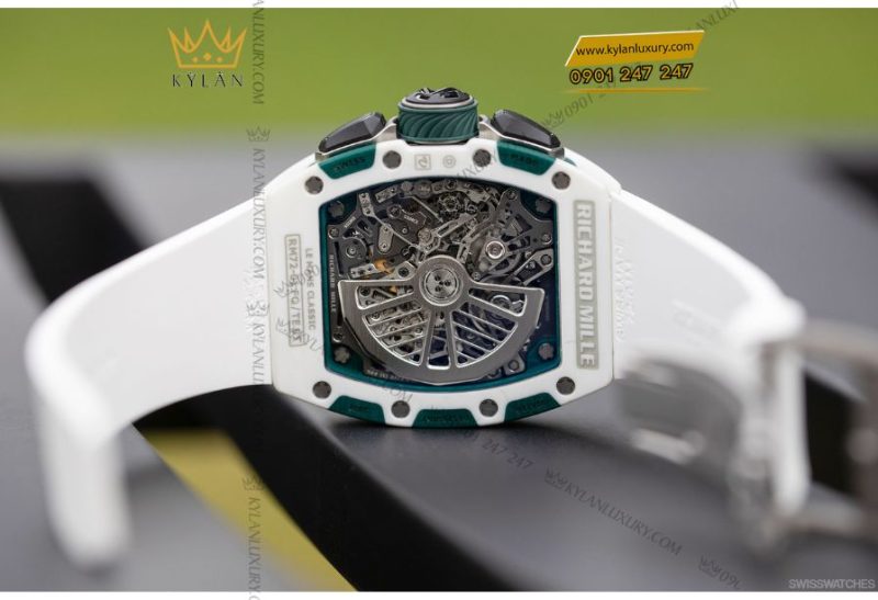 Bên trong đồng hồ là bộ máy CRMC1 – bộ chronograph flyback tự động đầu tiên do Richard Mille phát triển, hoạt động ở tần số 4Hz và có dự trữ năng lượng 50 giờ.