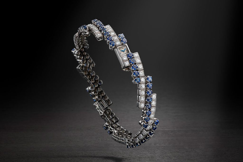Kỳ Lân Luxury Calibre 101 Riviere co 70 vien kim cuong va 63 vien da sapphire duoc gan tren day deo bang vang trang 18K 1962 Bộ sưu tập thứ tư của Jaeger-LeCoultre Duoplan tại Paris