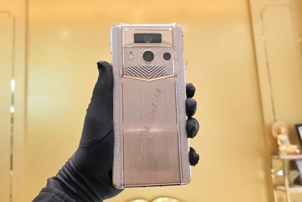 Kỳ Lân Luxury Dien thoai Metavertu 2 custom vang nguyen khoi Au750 dinh kim cuong 1 Điện thoại Metavertu 2 custom vàng nguyên khối Au750 đính kim cương