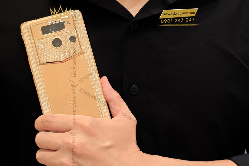 Điện thoại Metavertu 2 custom vàng nguyên khối Au750 đính kim cương