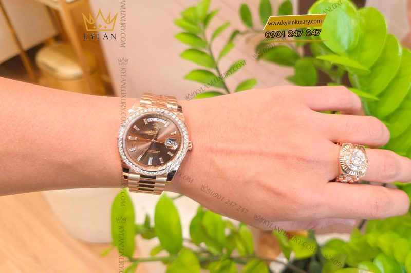 Đồng hồ Rolex Day-Date 40 228345RBR-0006 mặt số Chocolate cọc số kim cương