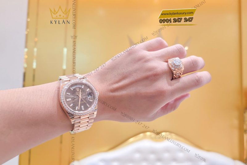 Đồng hồ Rolex Day-Date 40 228345RBR-0006 mặt số Chocolate cọc số kim cương