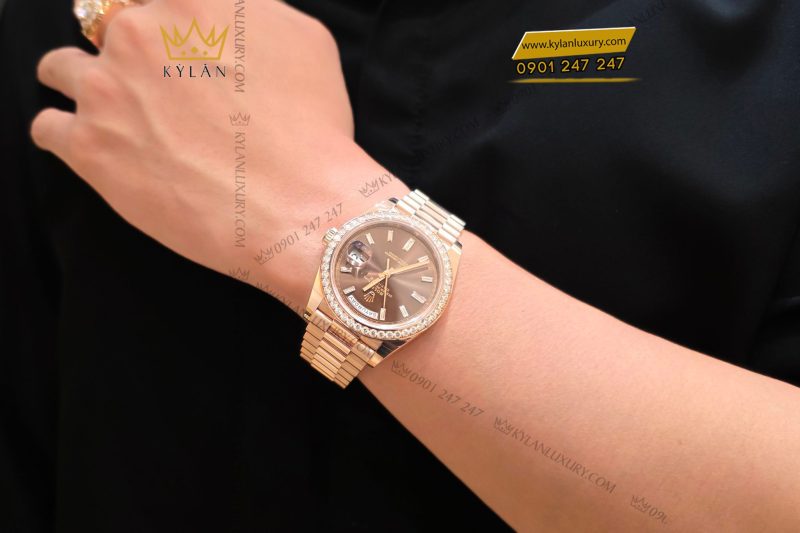 Đồng hồ Rolex Day-Date 40 228345RBR-0006 mặt số Chocolate cọc số kim cương
