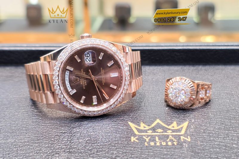 Đồng hồ Rolex Day-Date 40 228345RBR-0006 mặt số Chocolate cọc số kim cương
