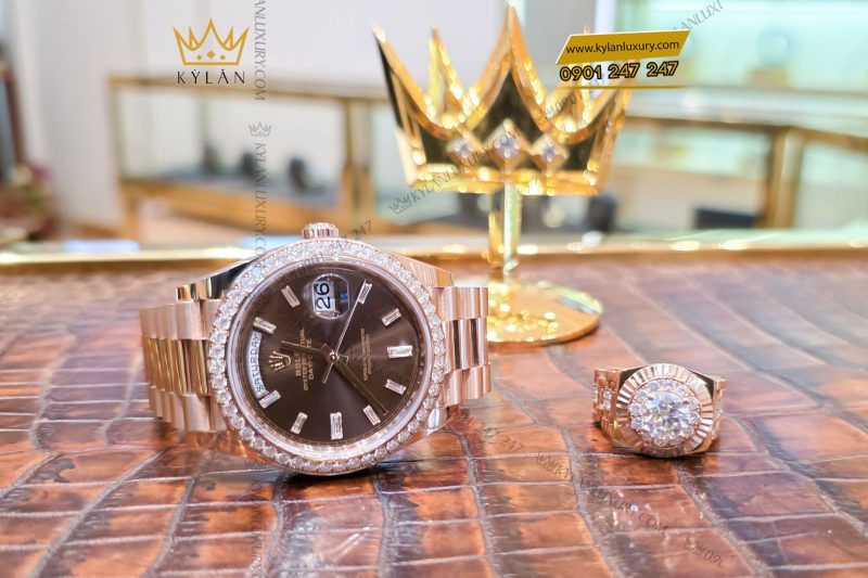 Đồng hồ Rolex Day-Date 40 228345RBR-0006 mặt số Chocolate cọc số kim cương